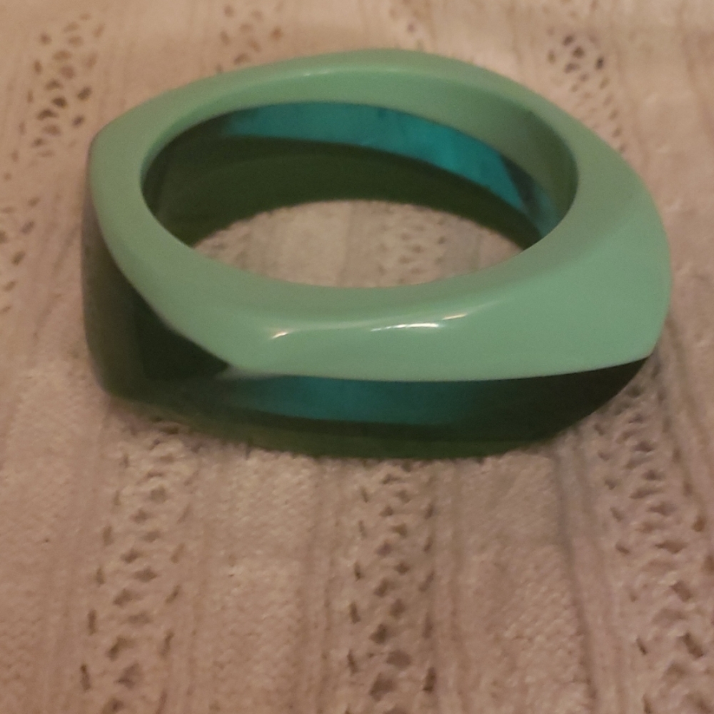 Vintage lime green lucite bracelet